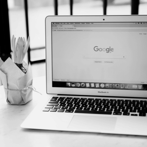 monitor z wyszukiwarką google
