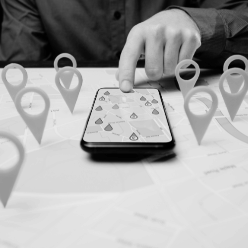 telefon z mapą i pineskami